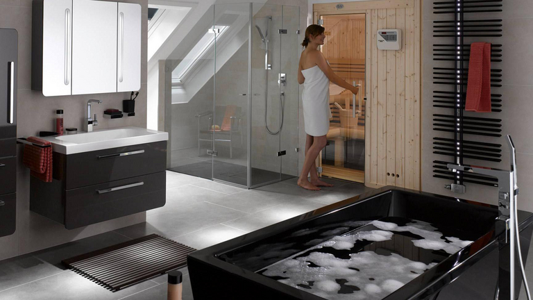 bad-modern-mit-sauna-dunkle-moebel-und-wanne