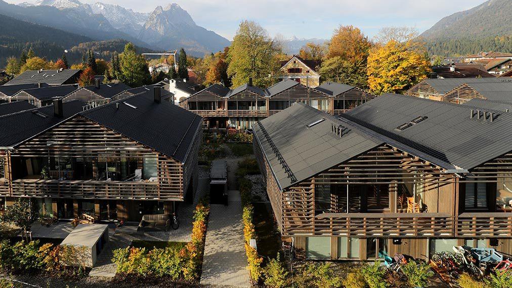 Holzhaussiedlung mit Bergen im Hintergrund